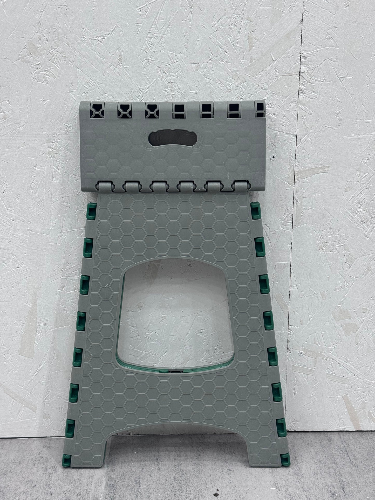 Chaise pliable robuste en plastique recyclé. Supporte jusqu'à 120 kg. Rangement compact. Pour la maison, le jardin, l'atelier