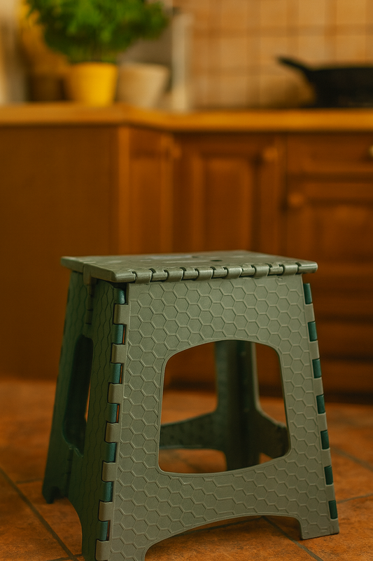 Chaise pliable robuste en plastique recyclé. Supporte jusqu'à 120 kg. Rangement compact. Pour la maison, le jardin, l'atelier