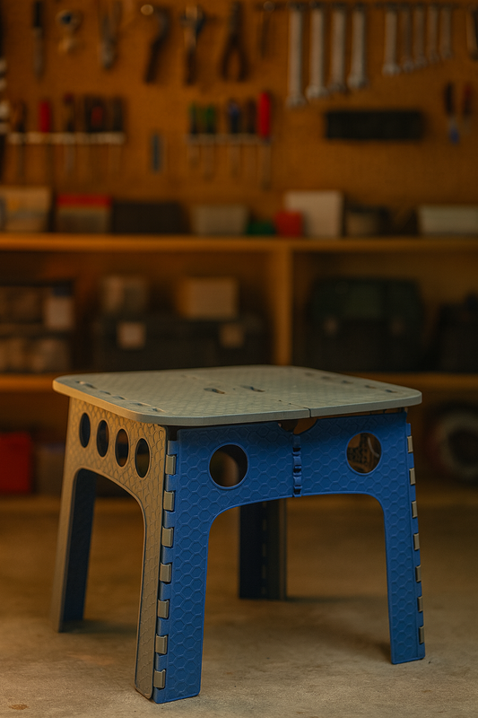 Table pliable compact en plastique recyclé. Supporte jusqu'à 40 kg. Se plie en quelques secondes. Idéal pour la maison, l'atelier et le jardin.