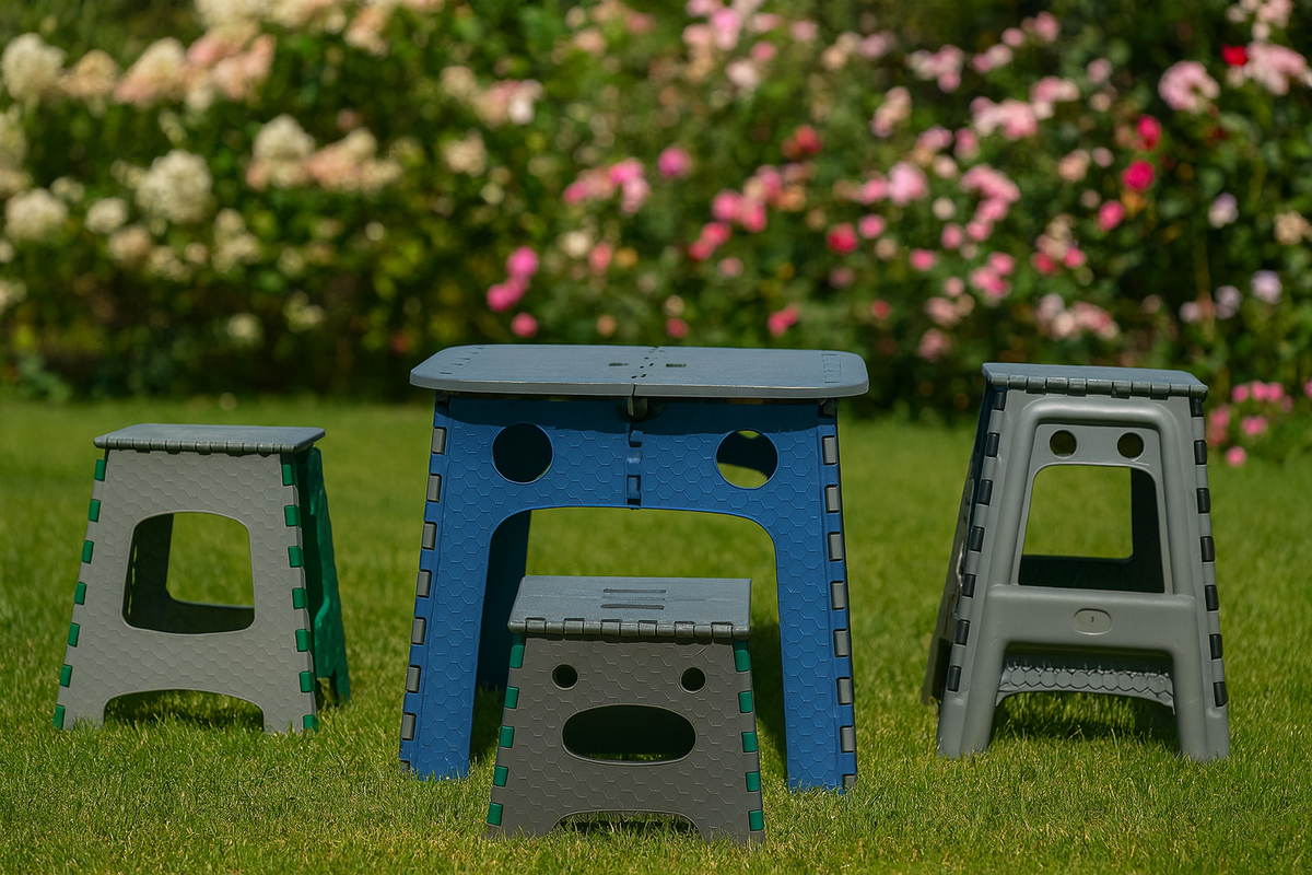 Ensemble complet de mobilier pliable : table et chaises. Rangement compact, fonctionnalité maximale. Pour la maison, le jardin, l'atelier.