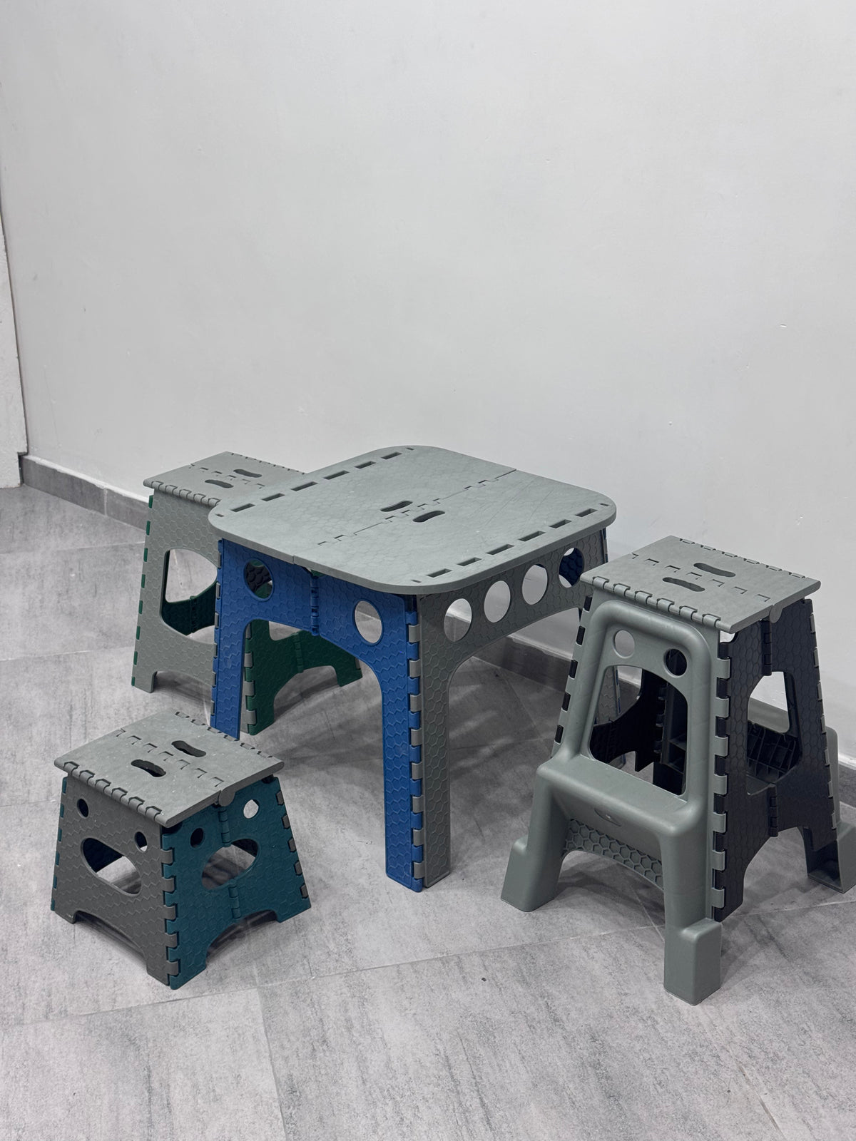 Chaise pliable robuste en plastique recyclé. Supporte jusqu'à 120 kg. Rangement compact. Pour la maison, le jardin, l'atelier