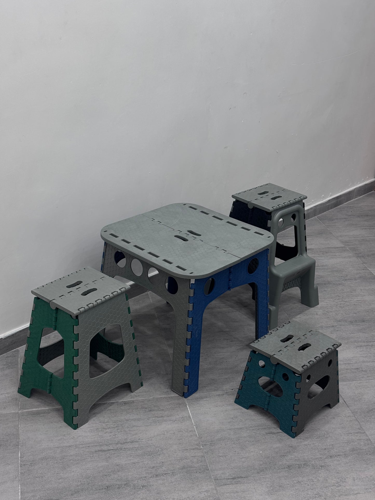Ensemble complet de mobilier pliable : table et chaises. Rangement compact, fonctionnalité maximale. Pour la maison, le jardin, l'atelier.
