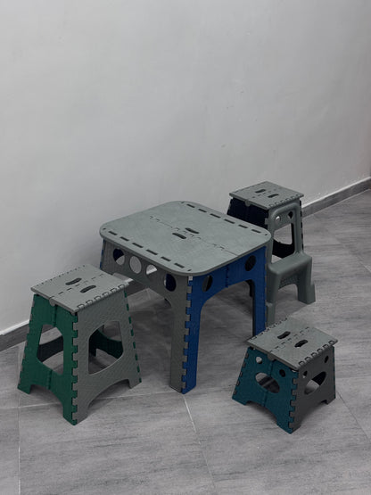 Ensemble complet de mobilier pliable : table et chaises. Rangement compact, fonctionnalité maximale. Pour la maison, le jardin, l'atelier.