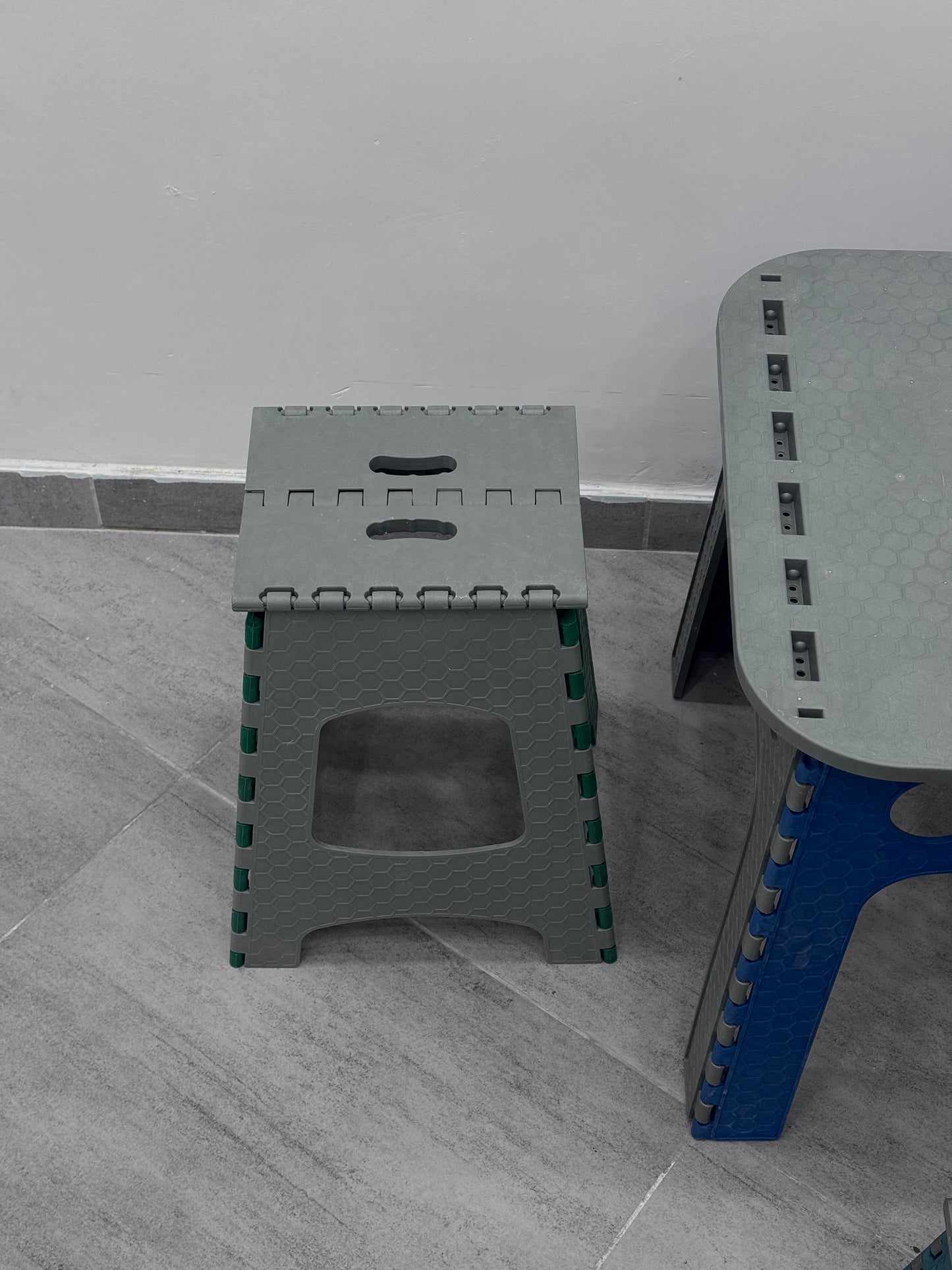 Chaise pliable robuste en plastique recyclé. Supporte jusqu'à 120 kg. Rangement compact. Pour la maison, le jardin, l'atelier