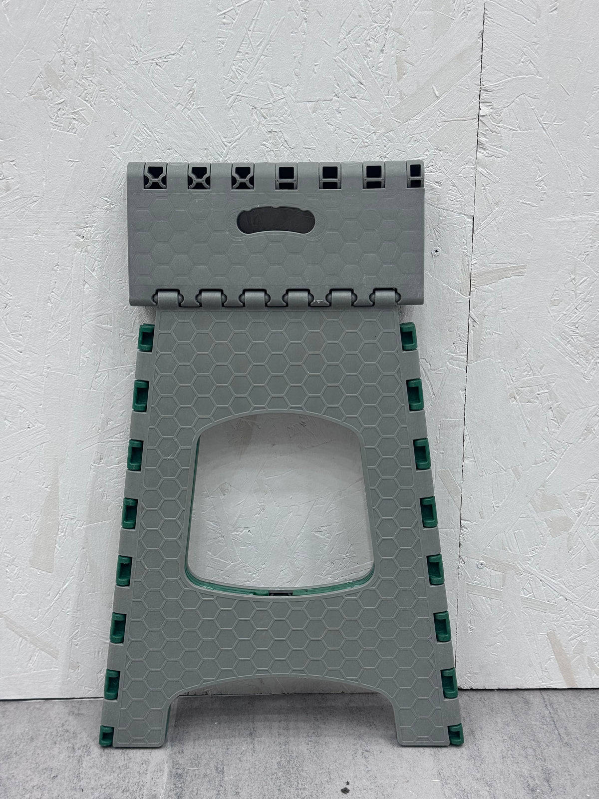 Chaise pliable robuste en plastique recyclé. Supporte jusqu'à 120 kg. Rangement compact. Pour la maison, le jardin, l'atelier