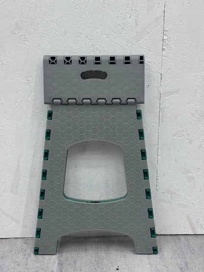 Chaise pliable robuste en plastique recyclé. Supporte jusqu'à 120 kg. Rangement compact. Pour la maison, le jardin, l'atelier