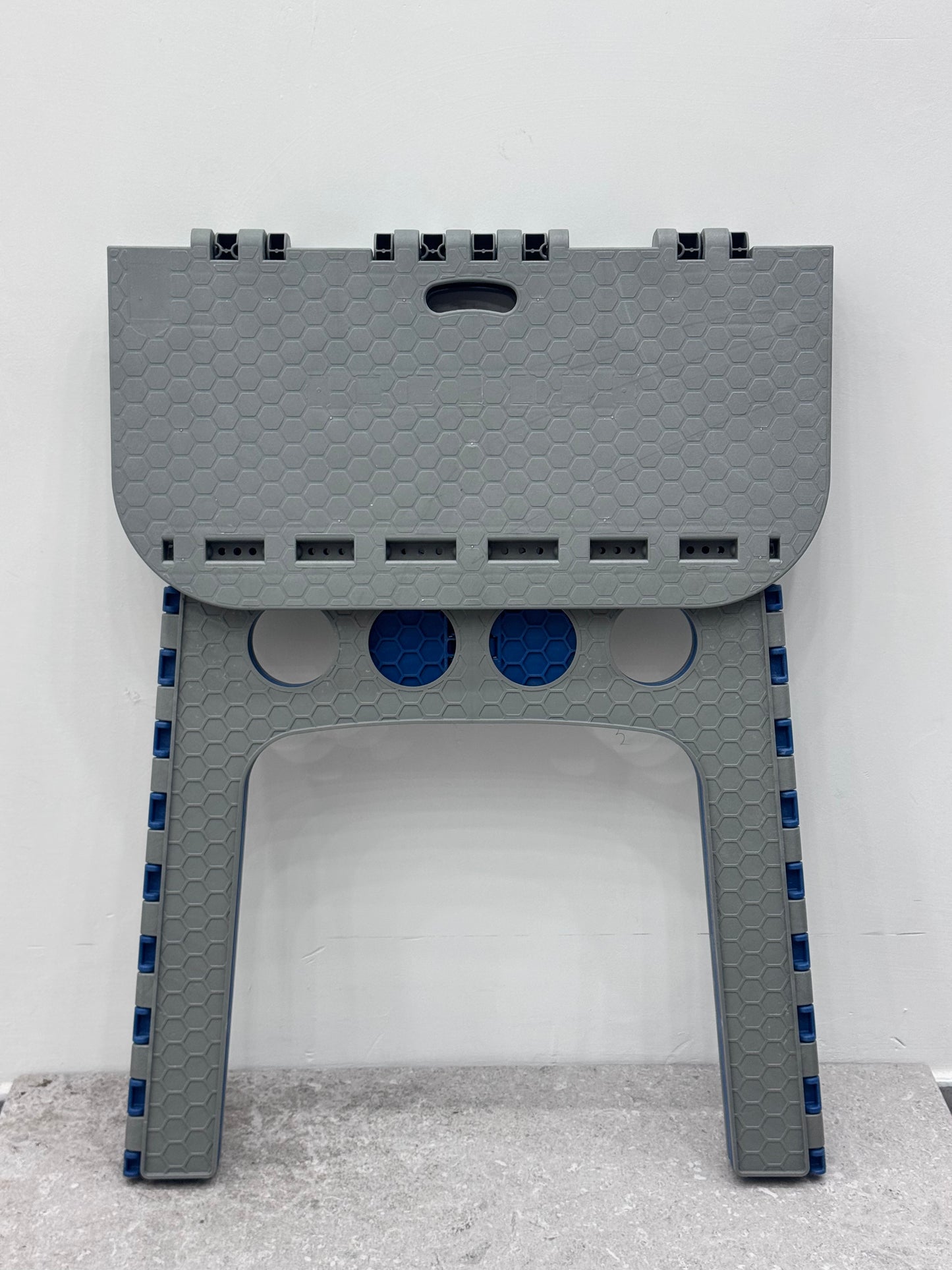 Table pliable compact en plastique recyclé. Supporte jusqu'à 40 kg. Se plie en quelques secondes. Idéal pour la maison, l'atelier et le jardin.
