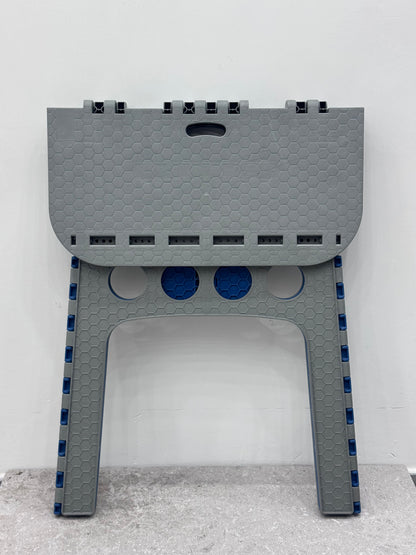 Table pliable compact en plastique recyclé. Supporte jusqu'à 40 kg. Se plie en quelques secondes. Idéal pour la maison, l'atelier et le jardin.