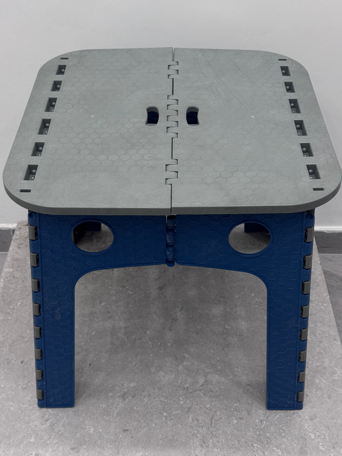 Table pliable compact en plastique recyclé. Supporte jusqu'à 40 kg. Se plie en quelques secondes. Idéal pour la maison, l'atelier et le jardin.