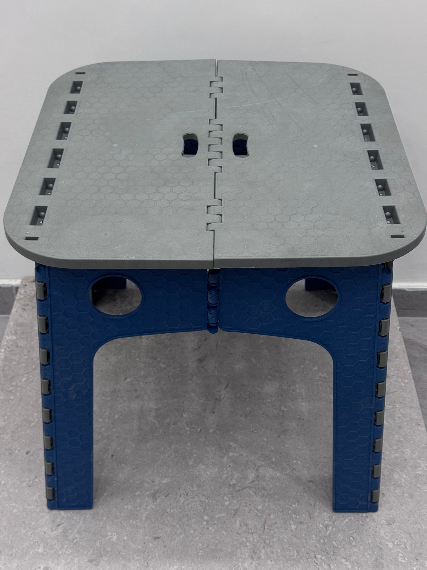 Table pliable compact en plastique recyclé. Supporte jusqu'à 40 kg. Se plie en quelques secondes. Idéal pour la maison, l'atelier et le jardin.