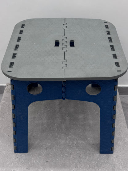 Table pliable compact en plastique recyclé. Supporte jusqu'à 40 kg. Se plie en quelques secondes. Idéal pour la maison, l'atelier et le jardin.