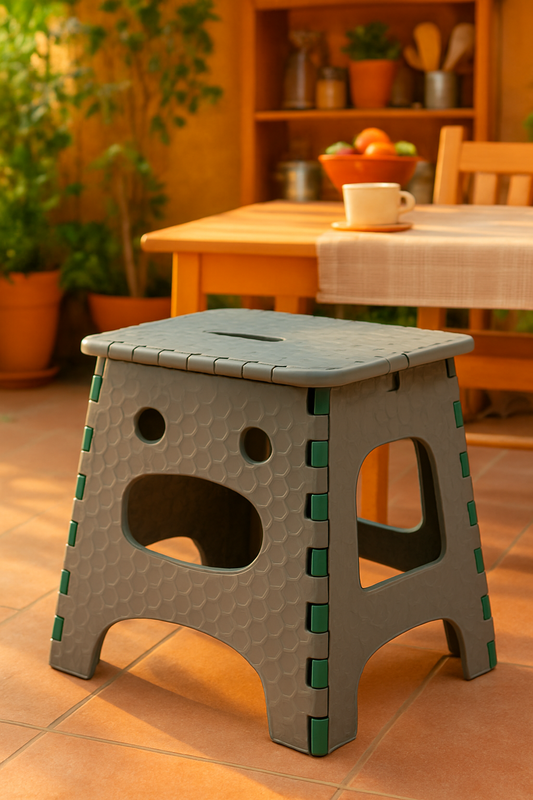 Chaise pliable robuste en plastique recyclé. Supporte jusqu'à 120 kg. Rangement compact. Pour la maison, le jardin, l'atelier